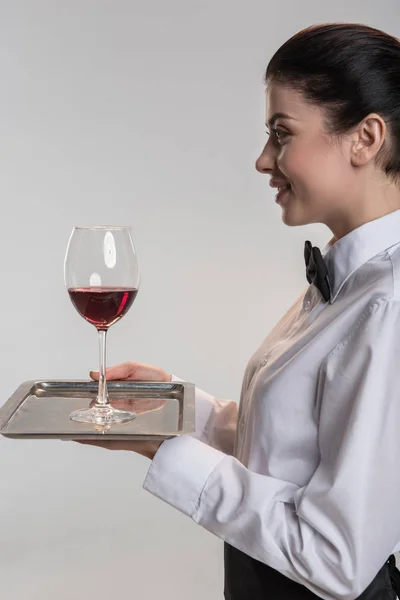 Aantrekkelijk aantrekkelijke serveerster heeft wijn op de salver — Stockfoto