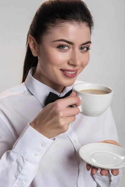 Brunette femme énergique boire du café — Photo