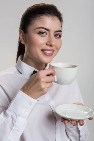Pensive femme satisfaite sentant le café — Photo