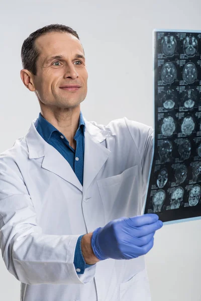 Zufriedener männlicher Arzt, der Scan untersucht — Stockfoto