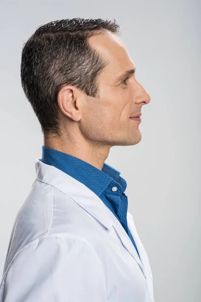Médico masculino bonito positivo pronto para o trabalho — Fotografia de Stock