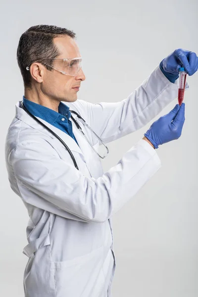 聚焦男性 laboratorian 检查血液样本 — 图库照片