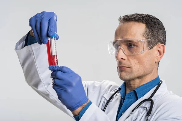 Ernsthafter Laborant arbeitet mit Blutprobe — Stockfoto