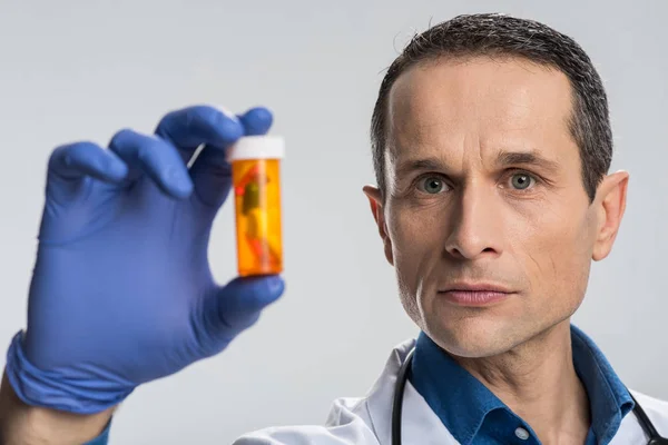 Handsome male doctor prescribing pills — Stock Photo, Image