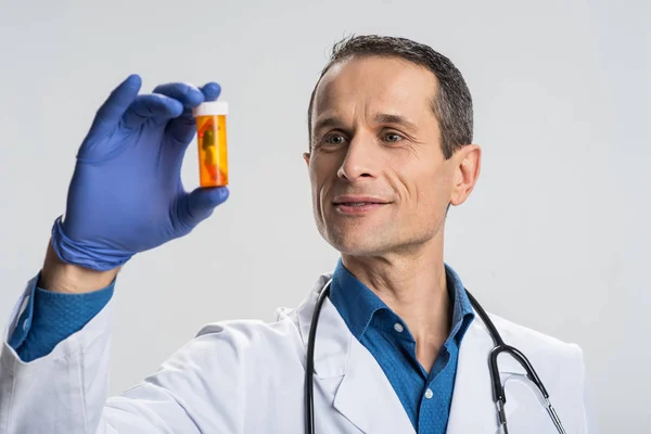 Froher männlicher Arzt studiert Medikamente — Stockfoto