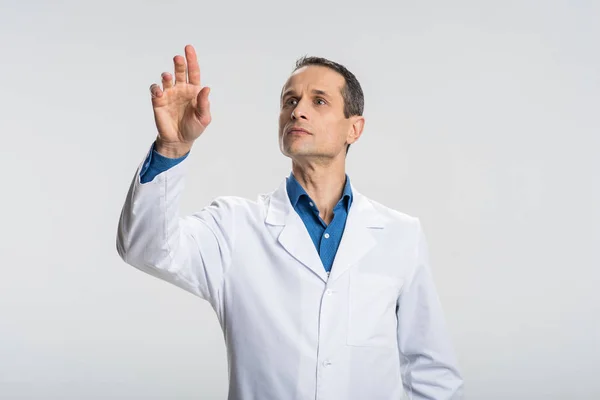 Médico masculino atencioso estimando chances — Fotografia de Stock