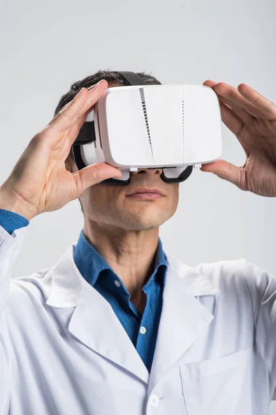 Médico masculino atraente realizando pesquisa em óculos VR — Fotografia de Stock