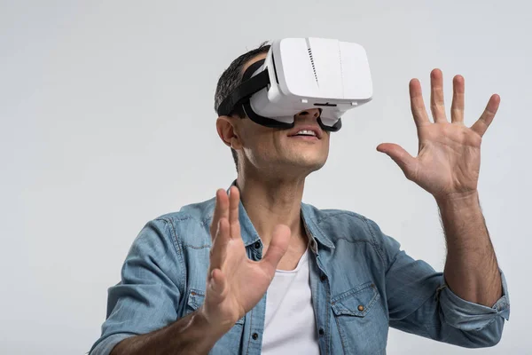 Ansprechender lustiger Mann schätzt Arbeit der vr-Brille — Stockfoto