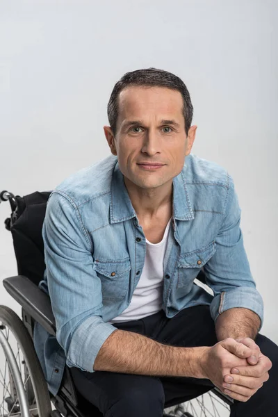 Attraktiver behinderter Mann im Rollstuhl — Stockfoto