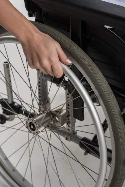 Nahaufnahme der Hand einer Frau auf dem Rollstuhlrad — Stockfoto