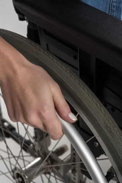 Nahaufnahme der weiblichen Hand, die auf das Rollstuhlrad gelegt wird — Stockfoto