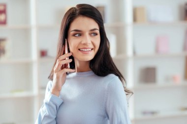 Mutlu pozitif kadın arkadaşı ile konuşma