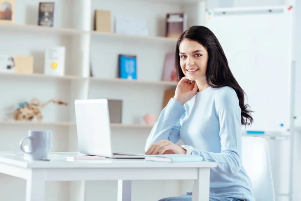 Glada kvinnlig student använder laptop — Stockfoto