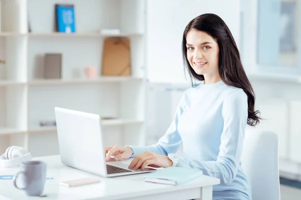 Vacker kvinnlig student som studerar på laptop — Stockfoto