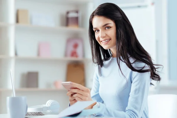 Optimismo gay mujer escribiendo mensaje — Foto de Stock