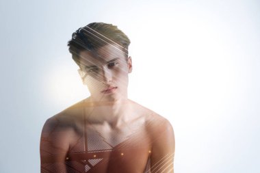 Ayakta ve onun önünde düşüncelerinde söz konusu süre seyir ciddi hoş güzel adam