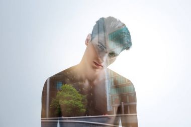 Onun önünde seyir ve bir ağaç şehir hakkında düşünürken hayal hoş güzel yakışıklı adam