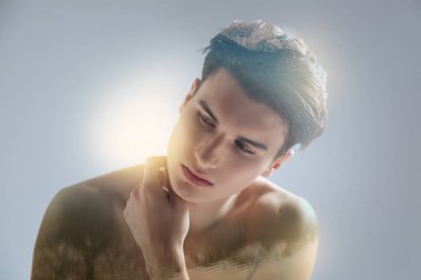 Bir kenara seyir ve boynunu dokunmadan süre Gölü hakkında düşünme düşünceli hoş güzel adam