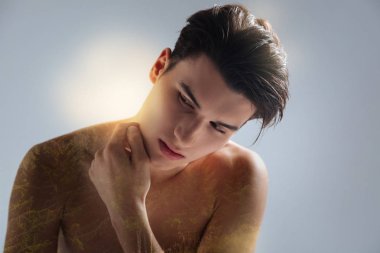 Boynuna dokunuyor ve yeşil orman huzur ve sakinlik hakkında düşünürken hayal iyi hoş genç adam