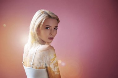 Çekici kadın sana duran pembe duvara bakmak