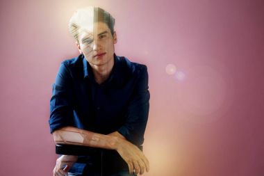 Sandalyede oturan ve tatlı rüyalar yaparken bakıyorsun yakışıklı delikanlı