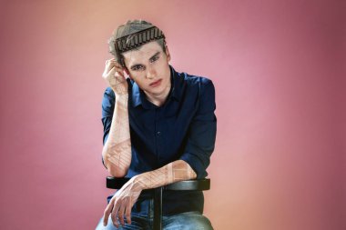 Düşüncelerini odaklanmak mümkün olurken iskemlede ciddi akıllı adam