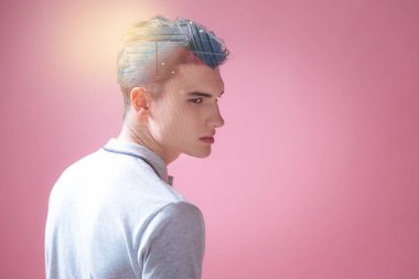 Pembe duvar karşı ayakta ve düşünme hoş genç adam