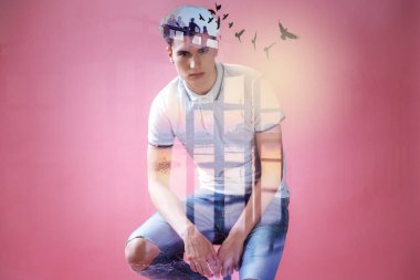 Pembe duvara oturan ve köprü insanlar hayal hoş genç adam