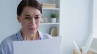 İşten çıkarma sürede baktıktan sonra ağlayan zavallı genç kadın