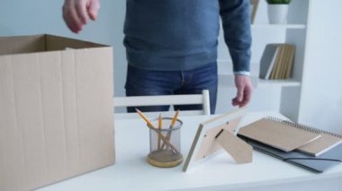 Erkek çalışan office bırakarak kutusunda yaptığı şeyler ambalaj
