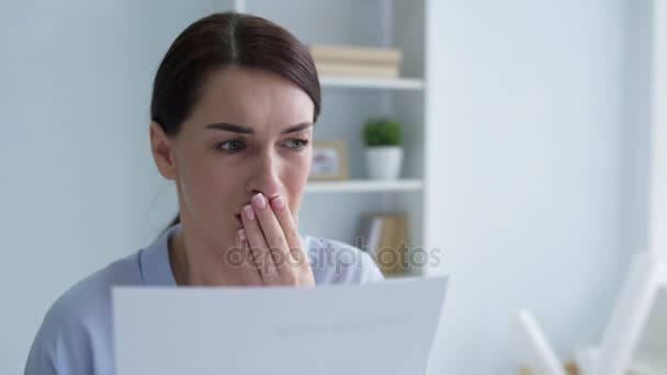 Chocado feminino empregado percebendo ela é demitido — Vídeo de Stock