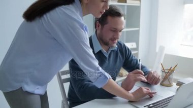 Proje ve not almak tartışırken iş adamları