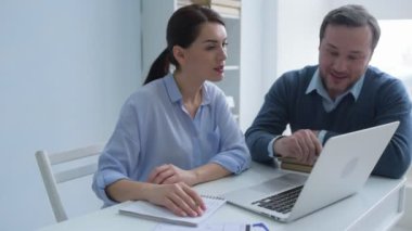 Ofis çalışanları laptop proje üzerinde işbirliği