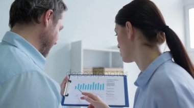Office istatistiklere tartışırken iş arkadaşları