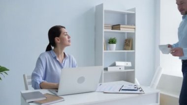 Düşünceli erkek çalışan meslektaşı son derece sıcak çay getiren