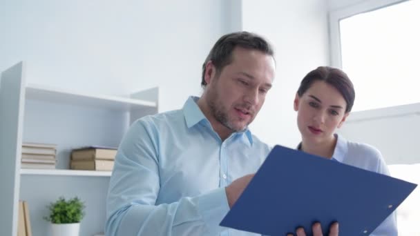 Mensen uit het bedrijfsleven delen van ideeën over project in office — Stockvideo