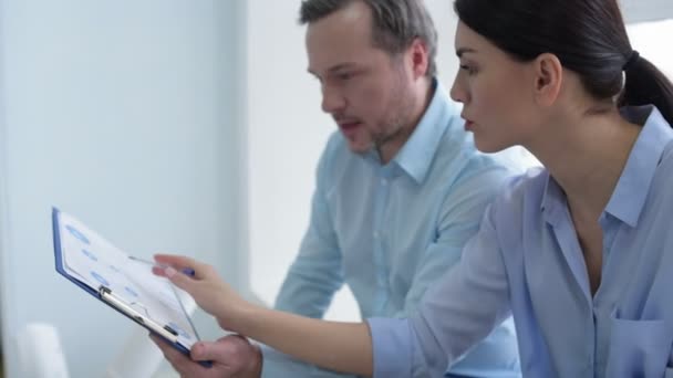 Vrolijke collega's bespreken bedrijfsstrategieën in kantoor — Stockvideo