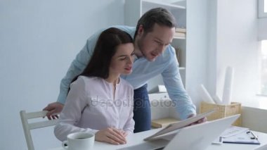 Güzel kadın fliting meslektaşım Office ile
