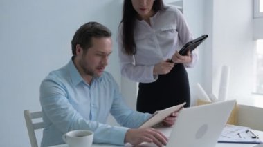 Sekreter geri alma düğme ve Şef ile flört