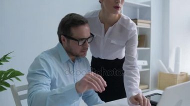 Bin yıllık Şef bakarak onun sekreteri dekolte