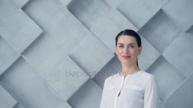 Kamera güzel esmer dönüşmesini ve gülümseyen