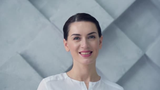 Retrato de una hermosa mujer sonriendo a la cámara — Vídeos de Stock