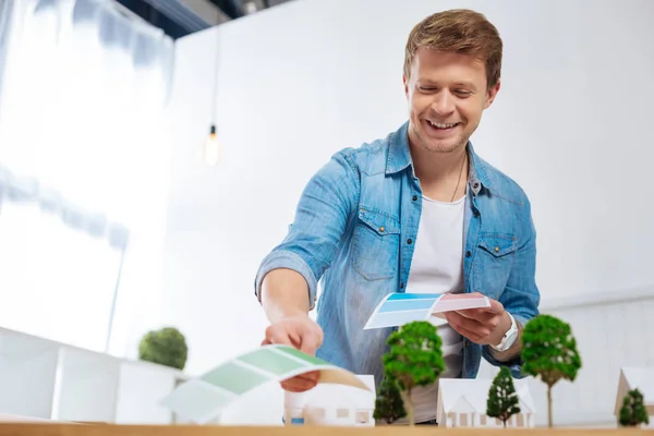 Emotionaler Ingenieur fühlt sich glücklich bei der Farbwahl — Stockfoto