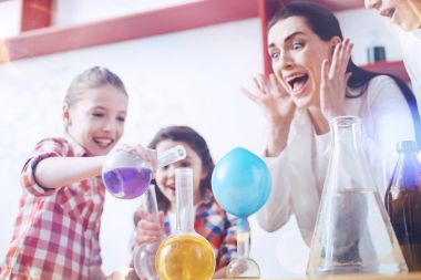 Çılgın küçük bilim öğretmenleri gibi sinirlere sınırlamak için test