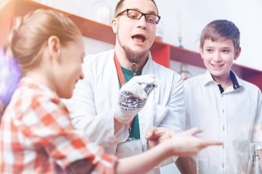 Okul kimyager ve bilimsel araştırma sırasında eğlenmek çocuk