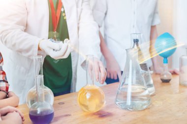 Kimya ders sırasında araştırma süreci yakın çekim