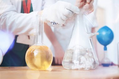 Erkek kimyager deney suratında ölçekli