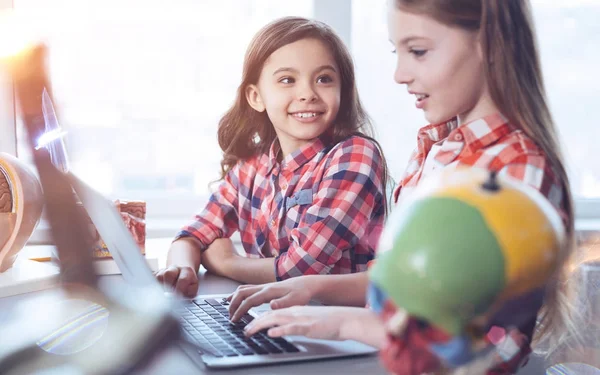 Deux adorables filles intelligentes qui travaillent sur un projet de groupe — Photo