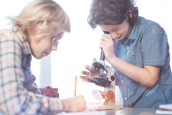 Okouzlující vyhrazené děti pracovat na přiřazení v hodině biologie — Stock fotografie