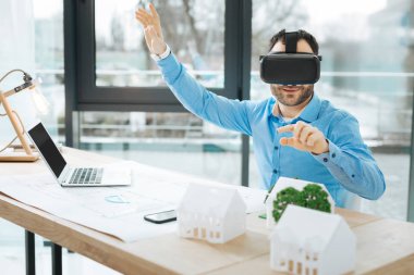 İş VR kulaklık kullanarak hoş kabardı mimar